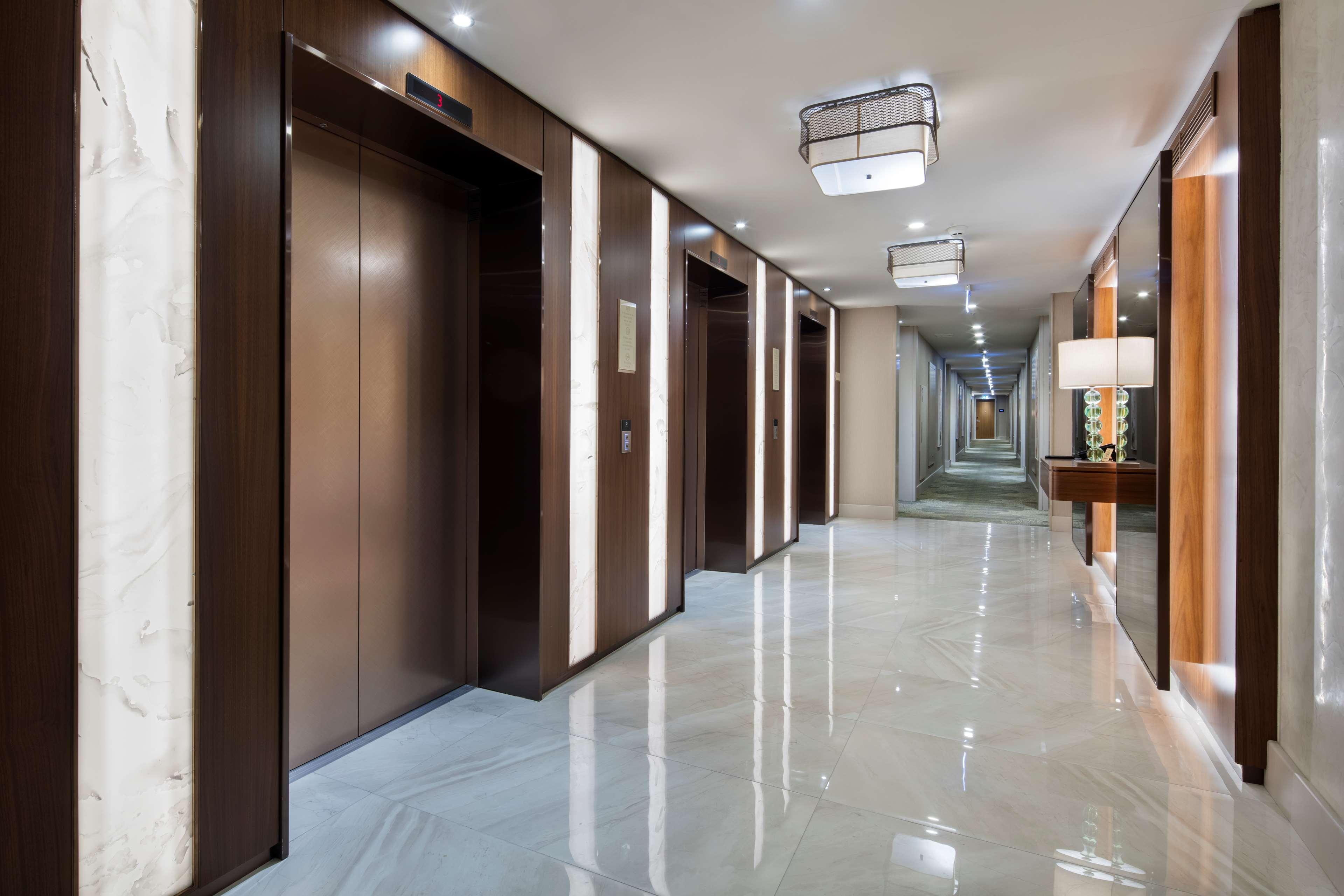 斯科普里希尔顿逸林酒店 外观 照片 Elevators at the Ritz-Carlton, Boston