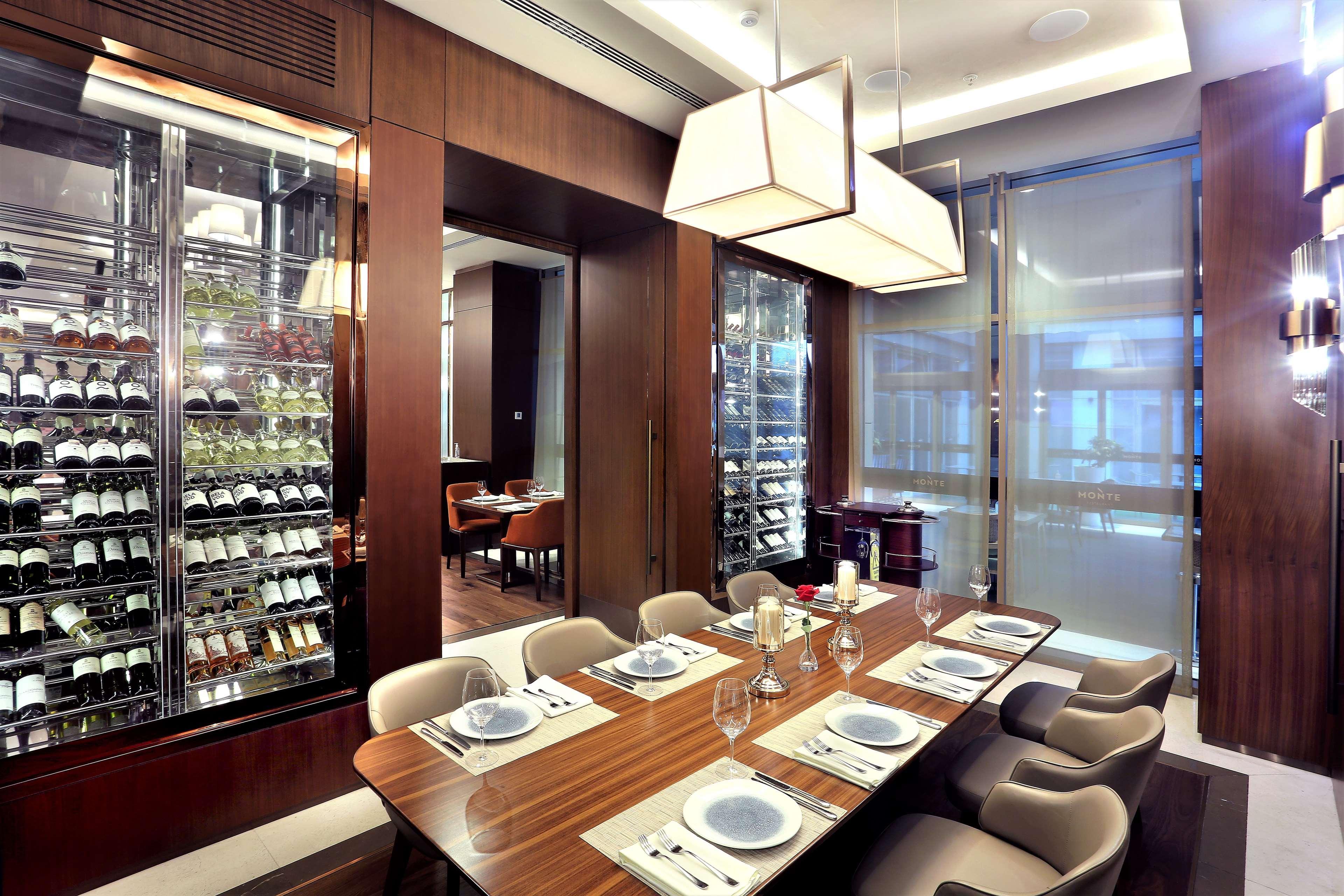 斯科普里希尔顿逸林酒店 外观 照片 The interior of the restaurant