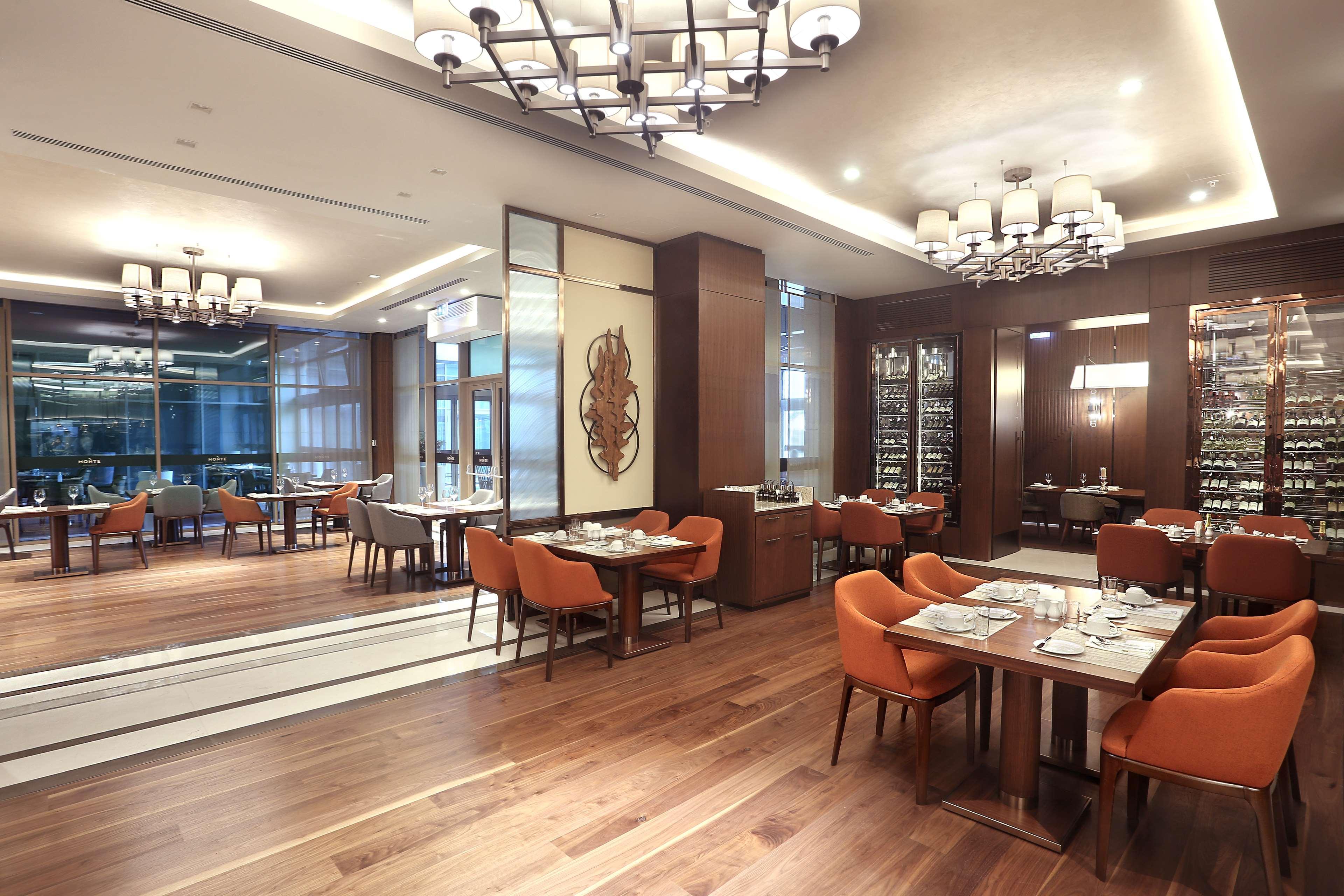 斯科普里希尔顿逸林酒店 外观 照片 The interior of the restaurant