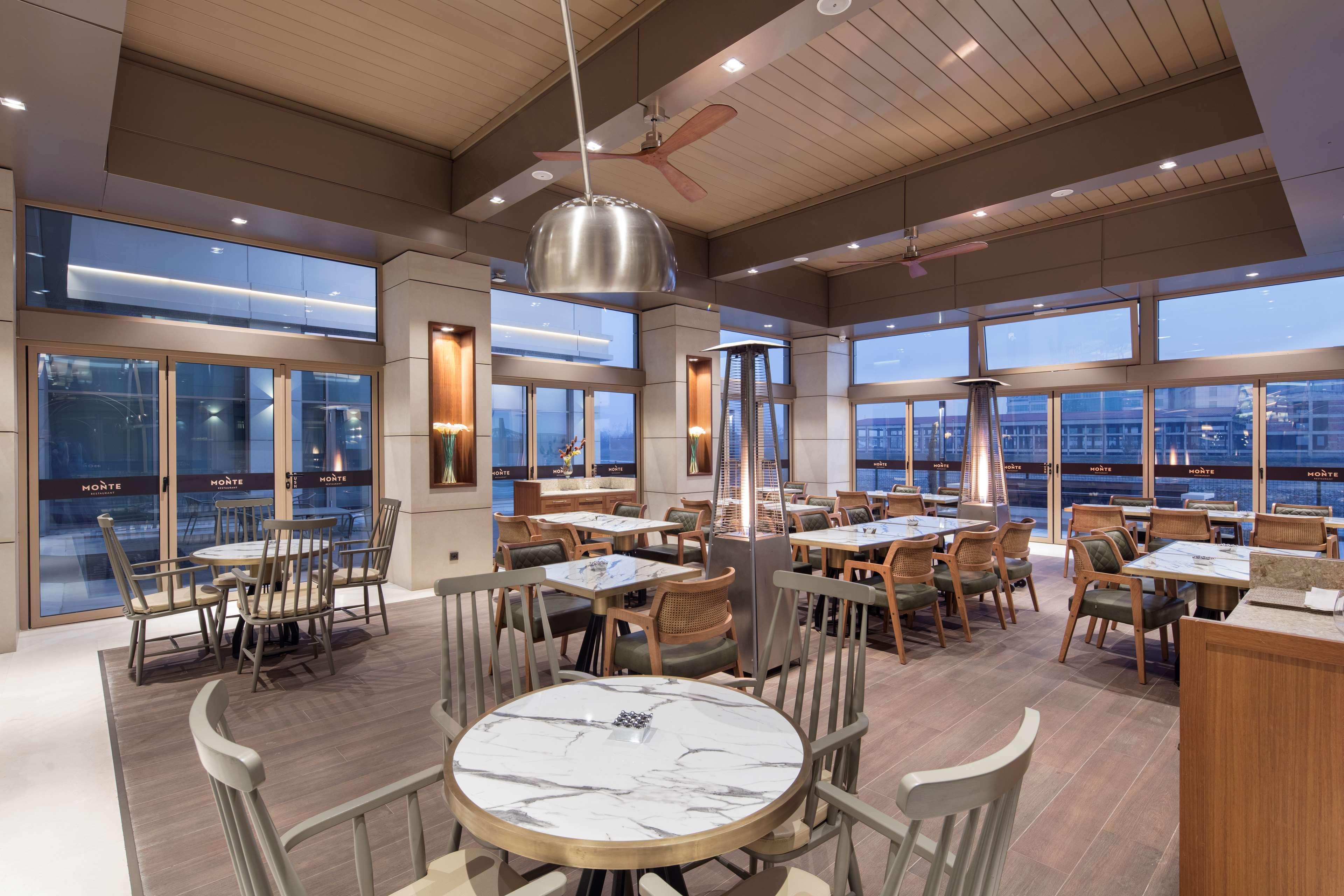 斯科普里希尔顿逸林酒店 外观 照片 The restaurant
