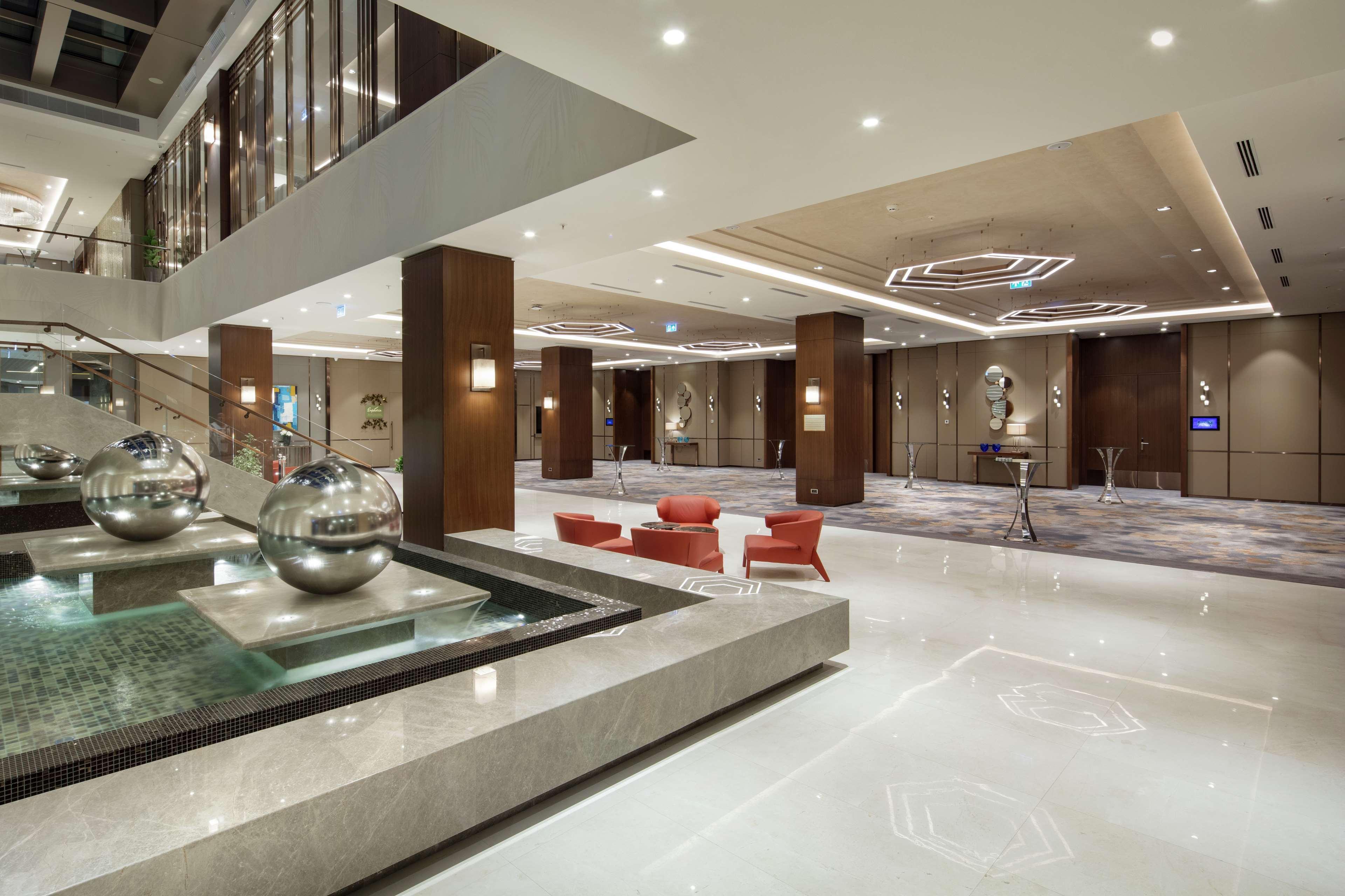 斯科普里希尔顿逸林酒店 外观 照片 The lobby of the hotel