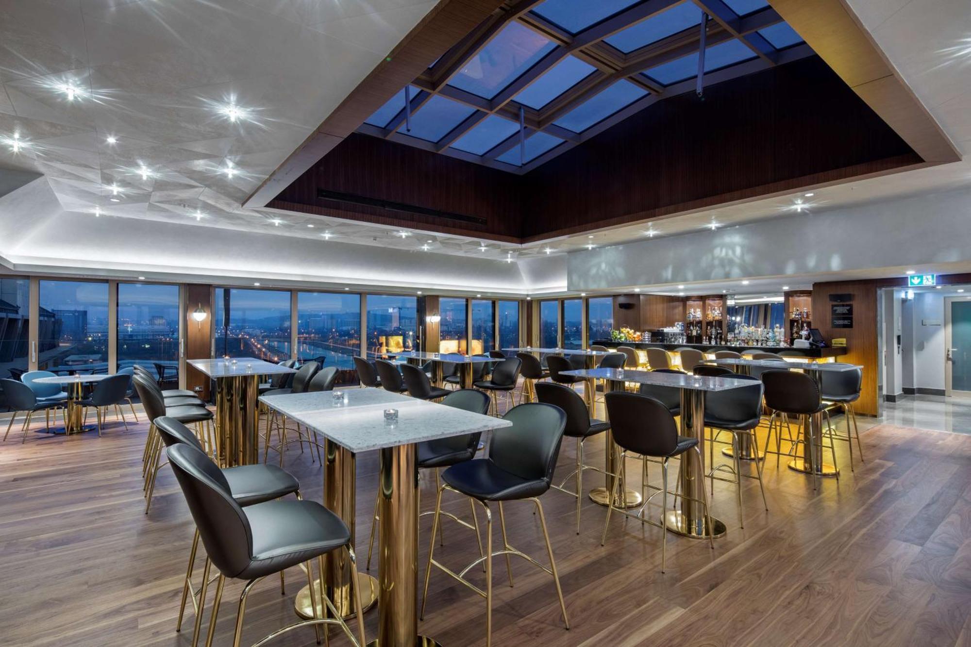 斯科普里希尔顿逸林酒店 外观 照片 The Club lounge at London Heathrow Airport