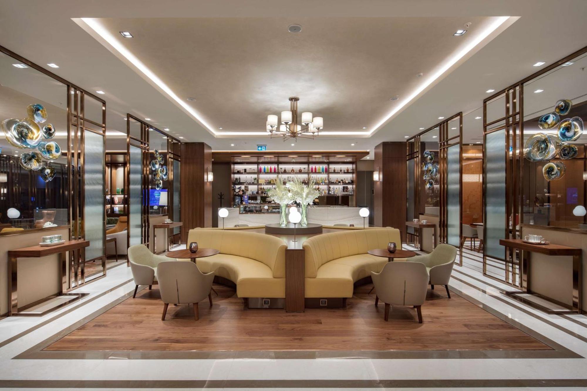 斯科普里希尔顿逸林酒店 外观 照片 The lounge at Changi Airport