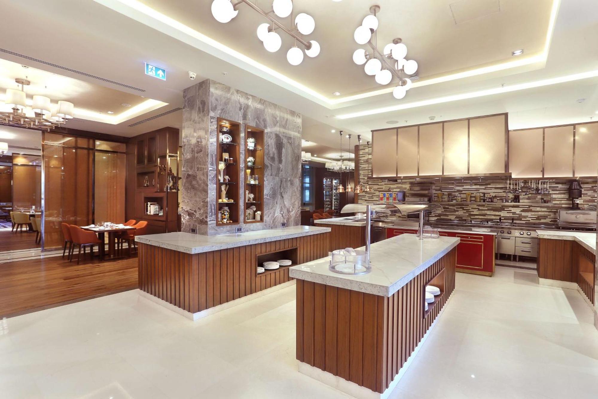 斯科普里希尔顿逸林酒店 外观 照片 The kitchen at the restaurant